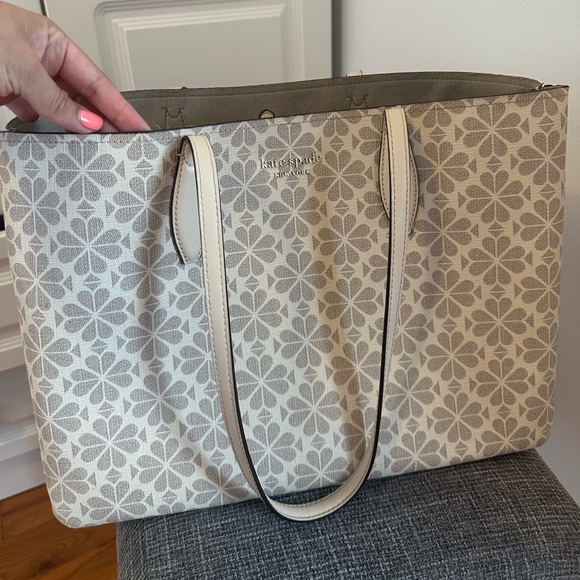 Kate spade beautiful tote bag 😍 fits everything you need for work or trips - Picture 3 of 10